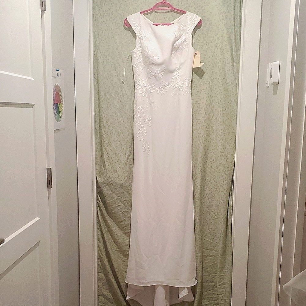 Elegant White Sleeveless wedding dress